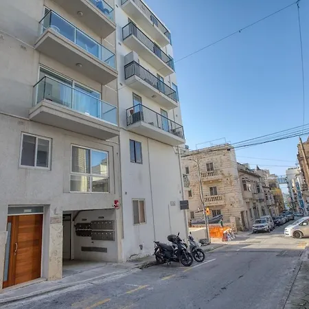 Modern 2 Bedroom With Parking & Close To The Sea *