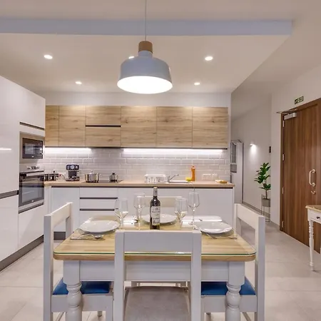 Modern 2 Bedroom With Parking & Close To The Sea Apartment
