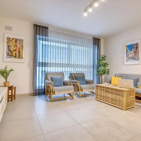 Apartment Modern 2 Bedroom With Parking & Close To The Sea