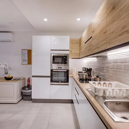 Modern 2 Bedroom With Parking & Close To The Sea