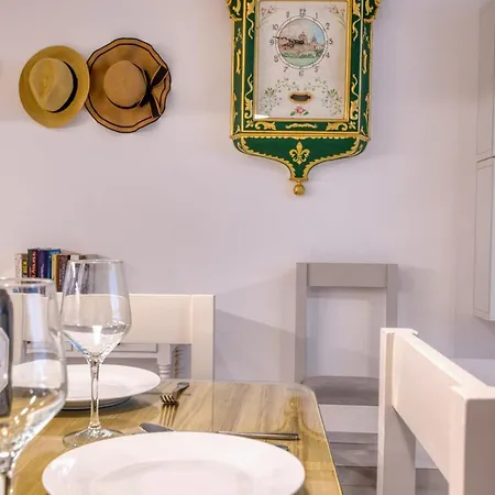 Modern 2 Bedroom With Parking & Close To The Sea Apartment