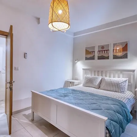 Modern 2 Bedroom With Parking & Close To The Sea *