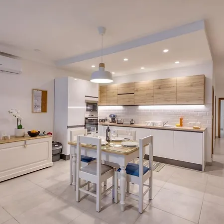 Modern 2 Bedroom With Parking & Close To The Sea Apartment