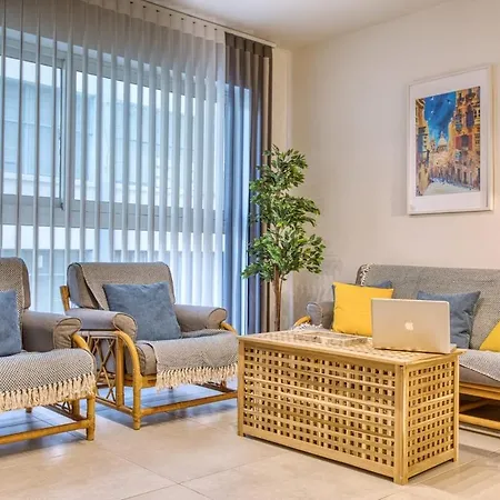 Modern 2 Bedroom With Parking & Close To The Sea Apartment *