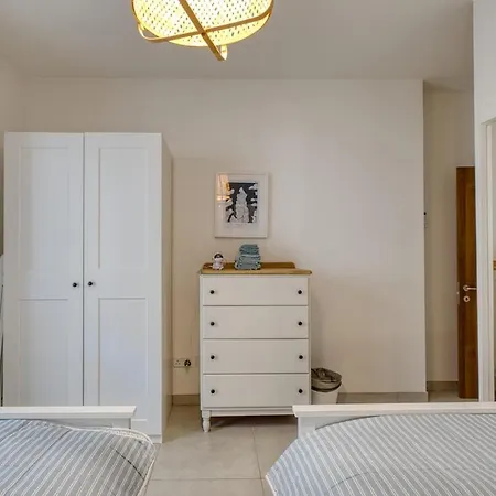 Apartment Modern 2 Bedroom With Parking & Close To The Sea *