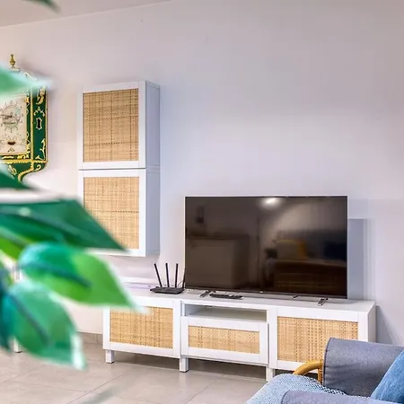 Modern 2 Bedroom With Parking & Close To The Sea *