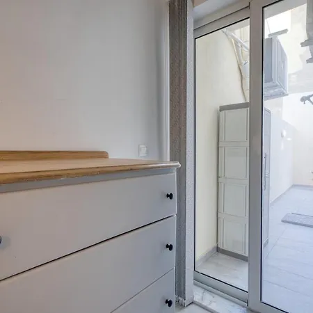 Modern 2 Bedroom With Parking & Close To The Sea
