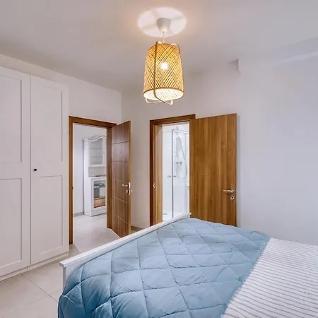 Modern 2 Bedroom With Parking & Close To The Sea Apartment