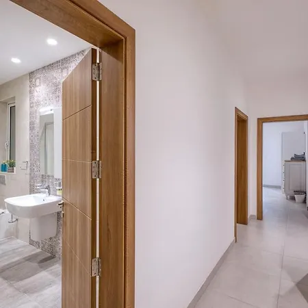 Modern 2 Bedroom With Parking & Close To The Sea Apartment *