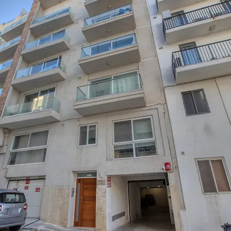 Modern 2 Bedroom With Parking & Close To The Sea *