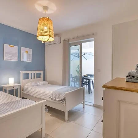 Modern 2 Bedroom With Parking & Close To The Sea Διαμέρισμα