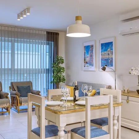 Apartment Modern 2 Bedroom With Parking & Close To The Sea