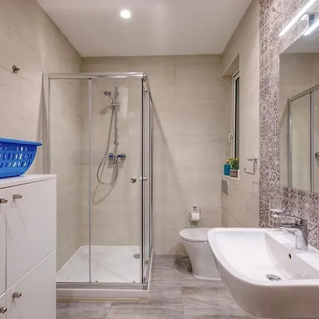 Modern 2 Bedroom With Parking & Close To The Sea Διαμέρισμα *
